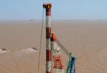 天威号”旋转式起重打桩船