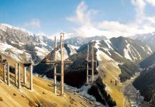 中国新疆果子沟大桥