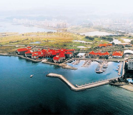 Reclamation of 1.4 million m2 and shore protection works in Sabah, Malaysia.