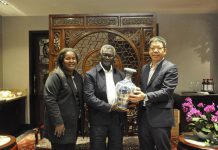 唐桥梁会见所罗门群岛总理索加瓦雷