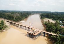 中交马东铁项目六分部顺利完成彭亨河桥临时钢栈桥施工