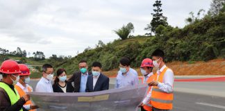 中国驻巴新大使薛冰视察西高地省高地公路升级改造项目