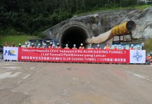 马东铁六分部12#隧道顺利贯通