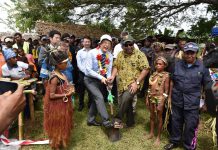 巴新公司陪同中国驻巴新大使出席援建伊胡市场项目奠基