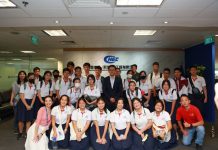 德明政府中学师生到新加坡公司参观交流