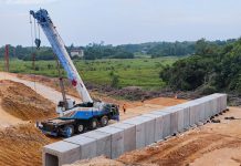 马东铁项目六分部首个预制涵洞安装完成