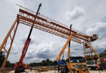 马东铁六分部关丹梁场第一台龙门吊顺利安装完成