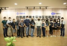 南太区域中心本部为属地员工颁发“奉献奖”