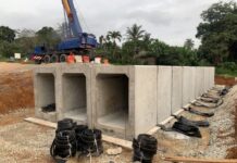 六分部下穿主线路基水管涵洞安装完成