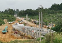 马东铁六分部CH330 ROB4 首个永久钢栈桥水管迁改顺利完成