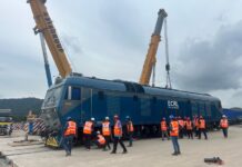 中交马东铁项目第一批铺轨施工用内燃机车顺利到场