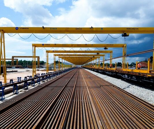 马东铁十分部提前实现500米长轨焊接年度节点目标