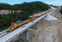 马东铁十分部顺利完成正线首个区间长轨铺设