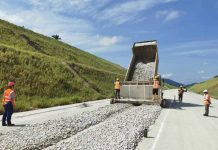 马东铁六分部预铺道砟开始施工