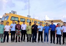 孔琦陪同MRL首席执行官达维斯添乘轨道车检查十分部首铺段无缝线路