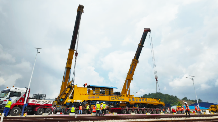 马东铁十分部顺利完成铺轨机组第三次调头