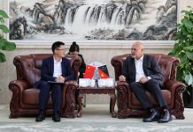 张晓强会见巴布亚新几内亚副总理约翰·罗索