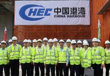 曹忠明大使调研新加坡八珊顿道混合用途大楼改建项目并出席中企协座谈会