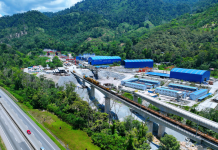 马东铁十分部正线铺轨顺利抵达云顶隧道