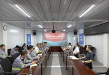 吕进大使到援瑙鲁体育中心项目调研